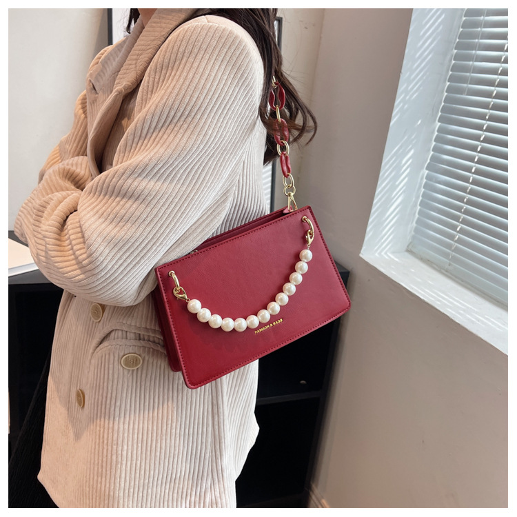 Women's Small Pu Leather Solid Color Elegant Pearls Zipper Shoulder Bag display picture 6