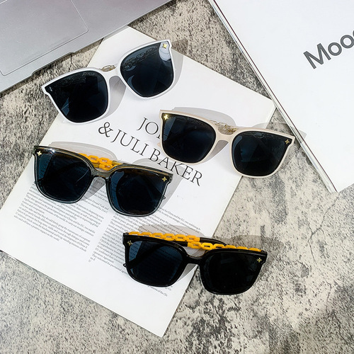 Summer  New High-End Large Frame Slimming Sunglasses, European and American Instagram Influencer Style, Sun Protection Chain Sunglasses