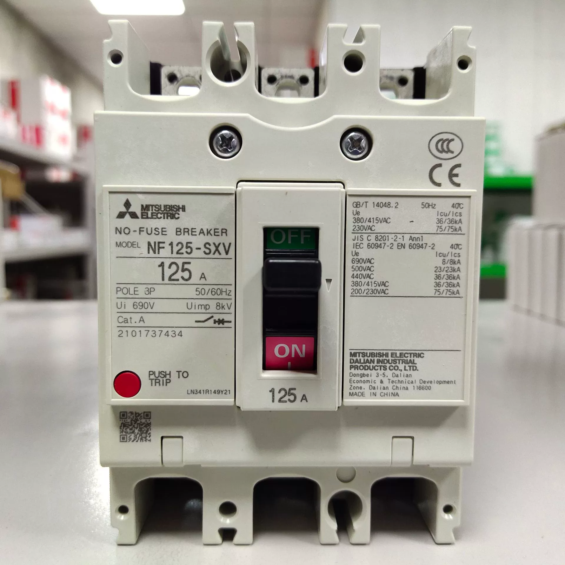 Mitsubishi new plastic shell switch NF400-SW 3P 400A original spot