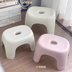 家庭用のプラスチックの小さい腰掛けは極めて簡単で、お茶のいくつかの小さい板の腰掛けを厚くして、靴の腰掛けのソファーの腰掛けの浴室の低い腰掛けの椅子を交換します。