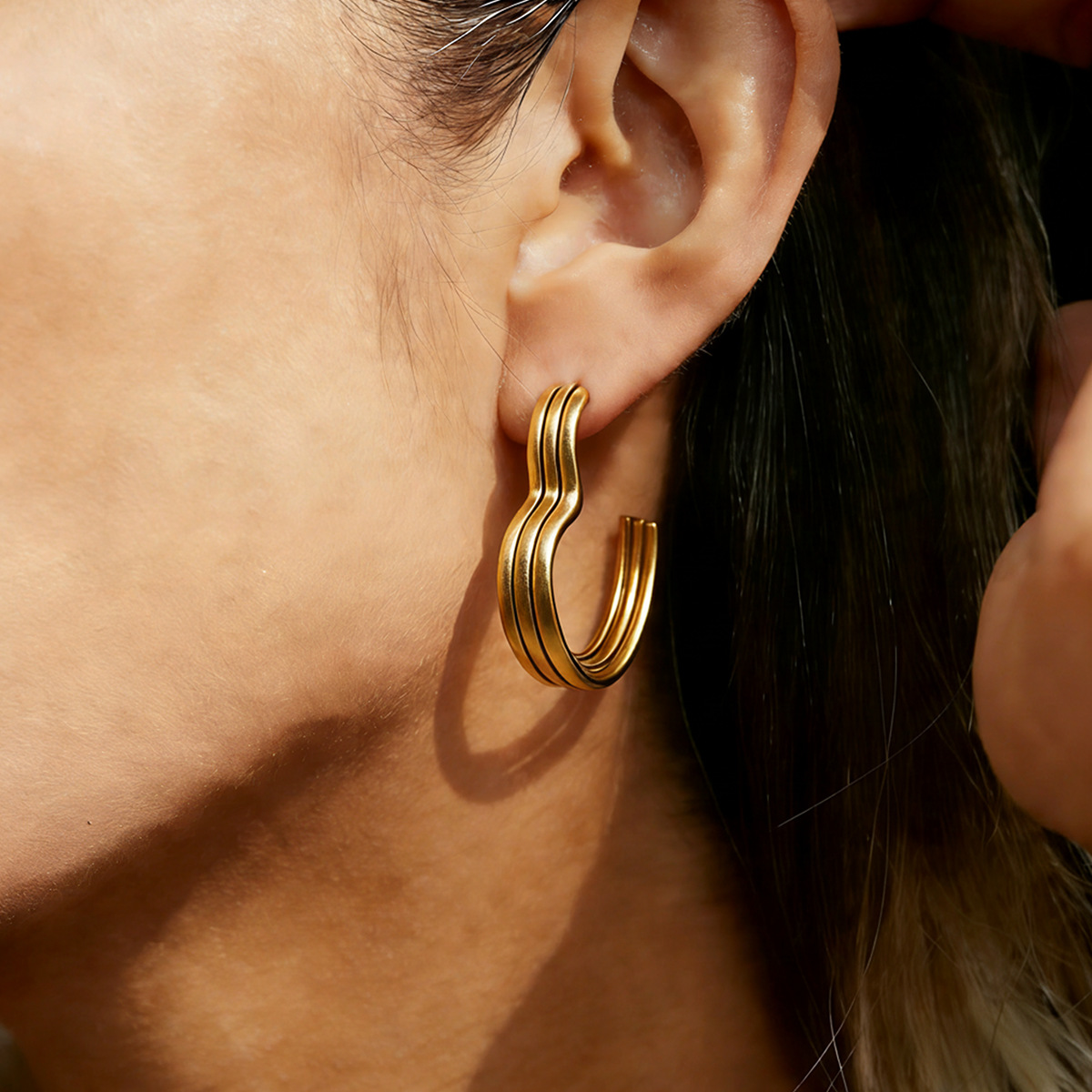 TENA estilo europeo y americano ligero lujo de alta sensación de acero inoxidable pendientes de acero de titanio de venta caliente transfronteriza anillo de amor para mujeres image 3