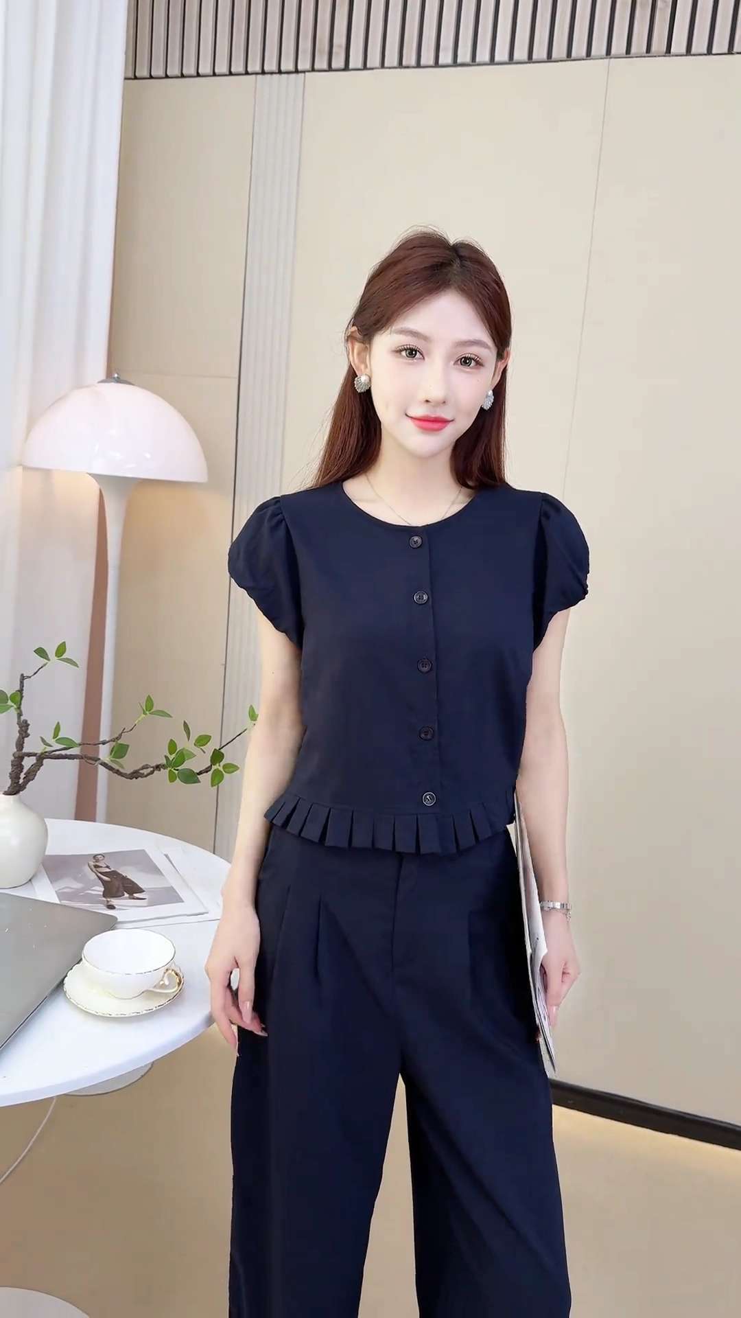 Bộ quần áo nữ mùa hè gồm áo ngắn thiết kế kiểu tây và quần ống rộng hai mảnh A5216 — Màu xanh lam đậm chi tiết 6