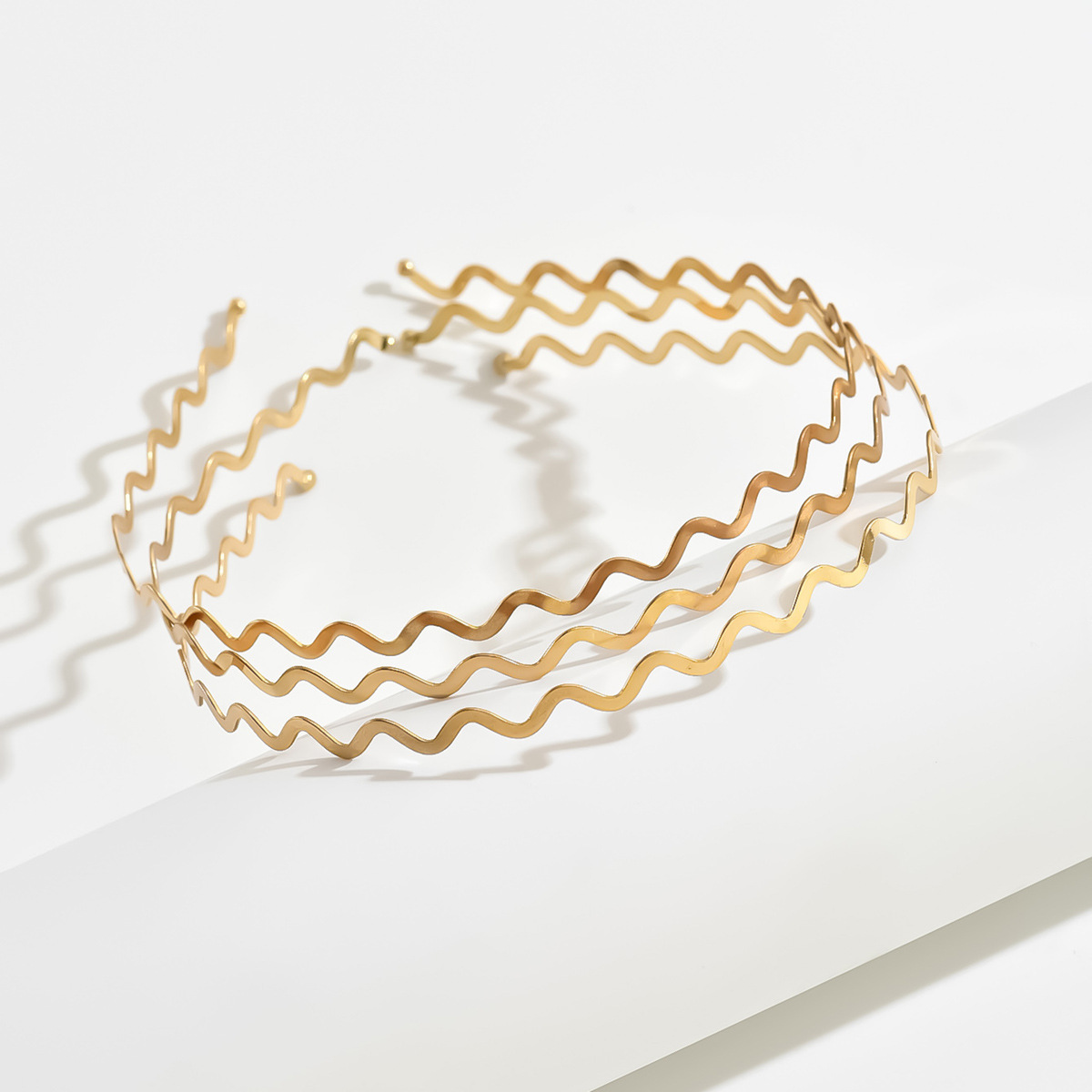 Europa y los Estados Unidos simple metal ondulado banda de cabello de moda versátil práctica banda de cabello de pestaña para salir con clip de cabello