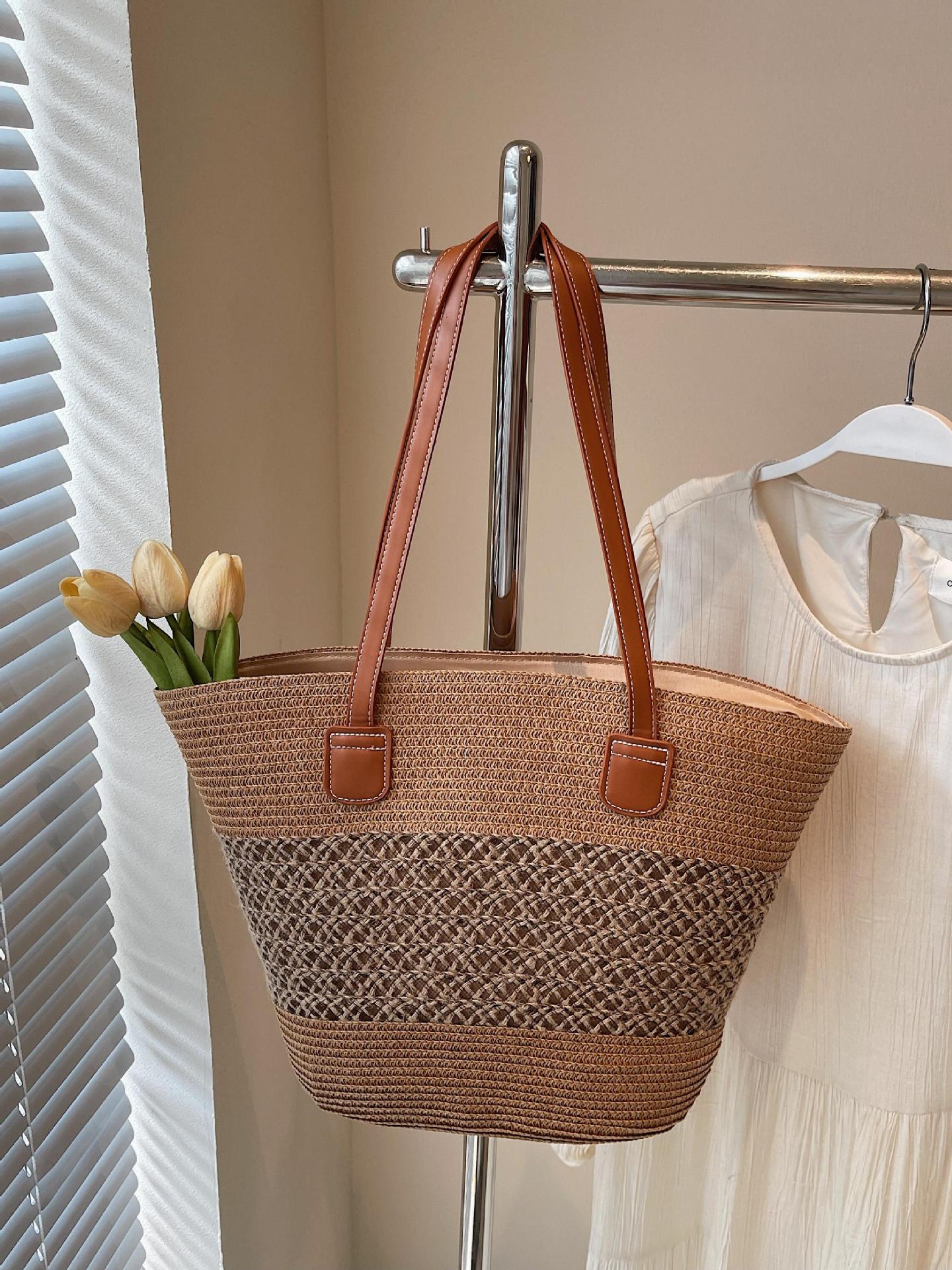 Bolsa de paja de tejido de mujer color de contraste balde de verduras canasta bolsa 2025 nuevo producto de vacaciones de verano en la playa bolsa popular