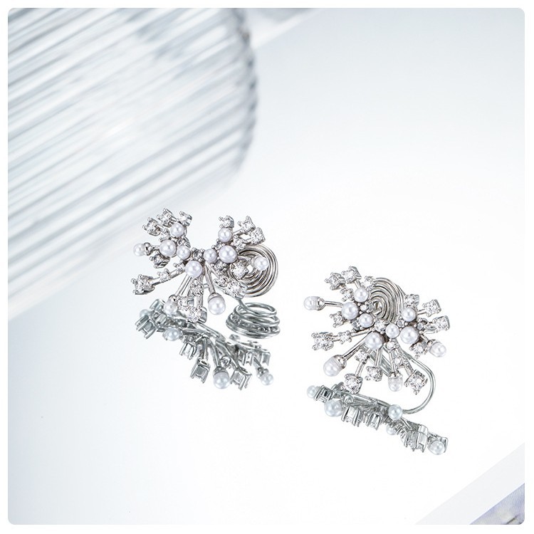 Pendientes de clip Xuping de aleación de cobre con baño de plata, diseño elegante y exclusivo, aretes graciosos y dinámicos para mujeres sin perforaciones en las orejas.