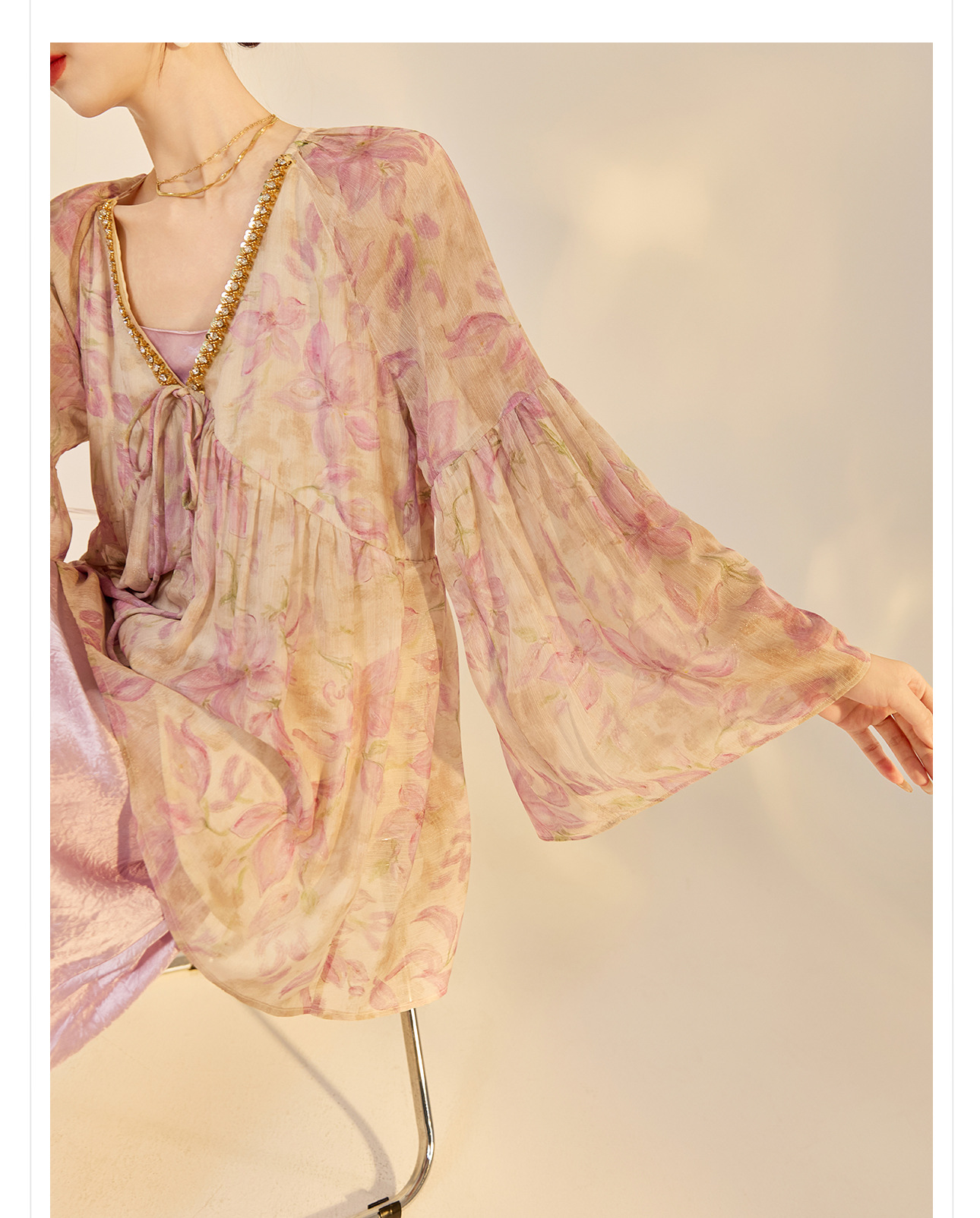 Áo kiểu nữ cổ V tay lồng đèn chất liệu chiffon phong cách Trung Hoa đính đá — màu tím nhạt chi tiết 4