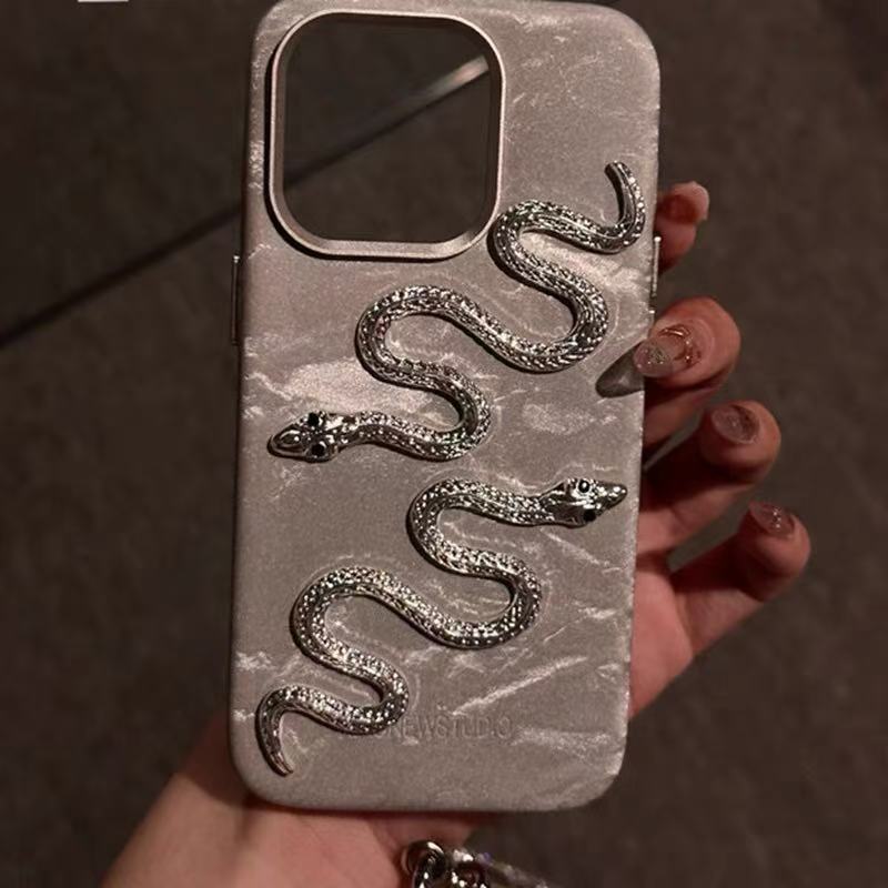 Cáscara única-fondo gris-tridimensional dos serpientes plateadas yxn