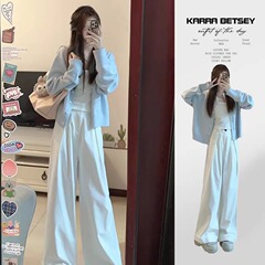韓国系の柔らかいモチ感の薄い青いニットのセーターの女性の初秋の新型のシンプルなショートコートのカーディガンの外は上着を着ます。