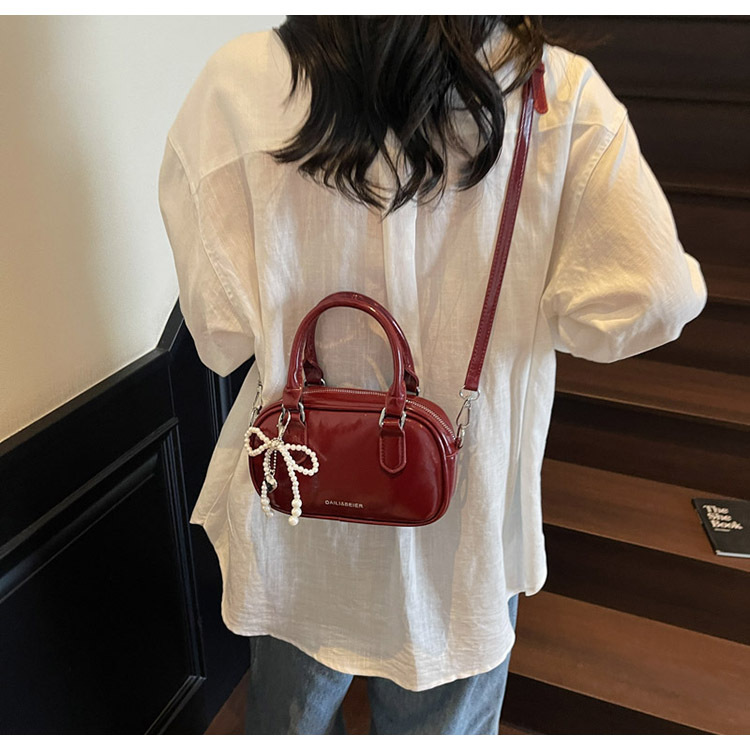 A fashionable Korean-style small square bag for women in the summer of 2025, featuring a simple and retro single-shoulder, crossbody and hand-held pillow bag undefined
