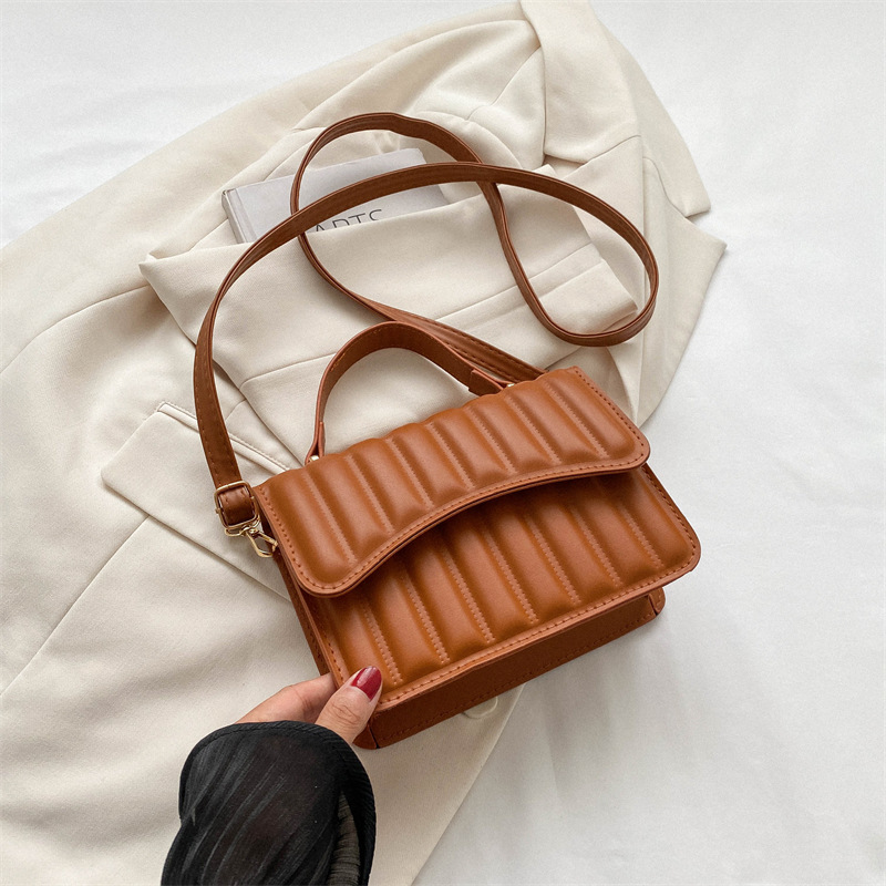 Este año, la popular bolsa de mochila de otoño 2023, nueva bolsa de estilo, bolsa de hombro simple de moda para mujeres, bolso casual coreano.