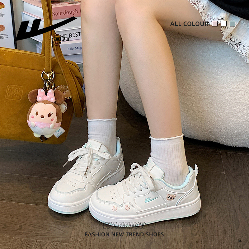 Pequeños zapatos de skate casuales frescos y lindos de alto bajo rendimiento, zapatos blancos con bordado universal, zapatos de viaje diarios simples para estudiantes de secundaria