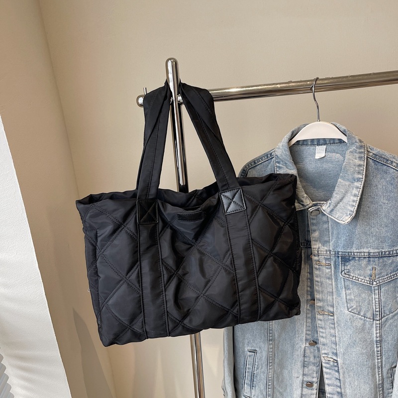 Bolsa universal Lingerie Tote 2024, otoño y invierno, nuevo estilo, bolsas de mano, bolsas de compras de moda de gran capacidad para mujeres.