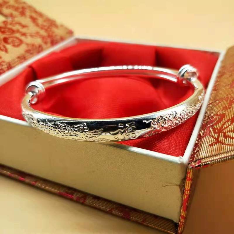ファッションの震える音の金のバレンタインデーは銀の腕輪の女性をめっきします。|undefined