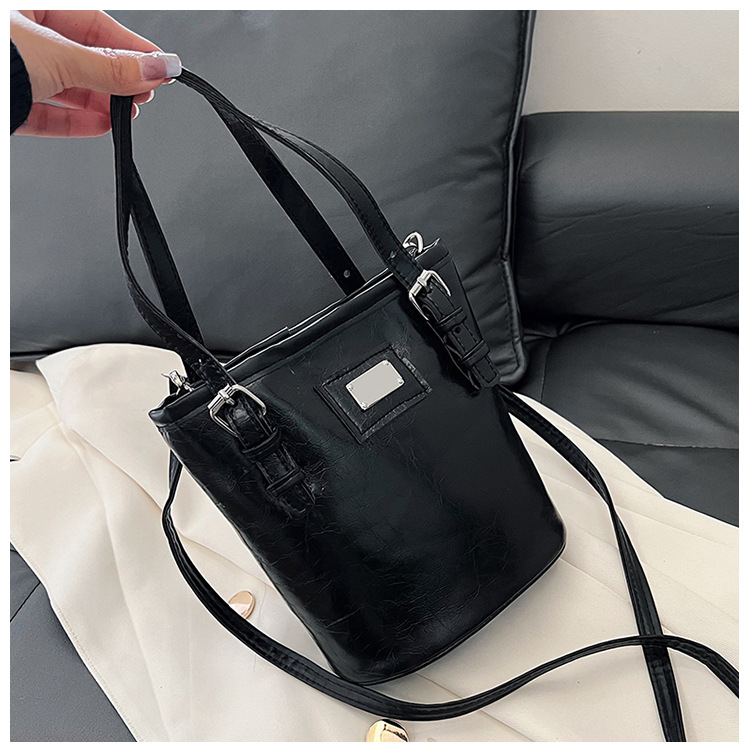 Women's Small Pu Leather Solid Color Classic Style Zipper Bucket Bag display picture 25