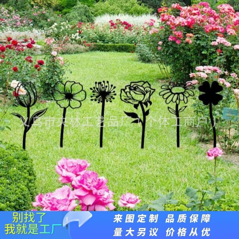 国境を越えた庭園の花、バラ、四つ葉の草、金属製の鉄工品の壁飾り、吊り下げ飾り、庭の地面に飾る置物|undefined