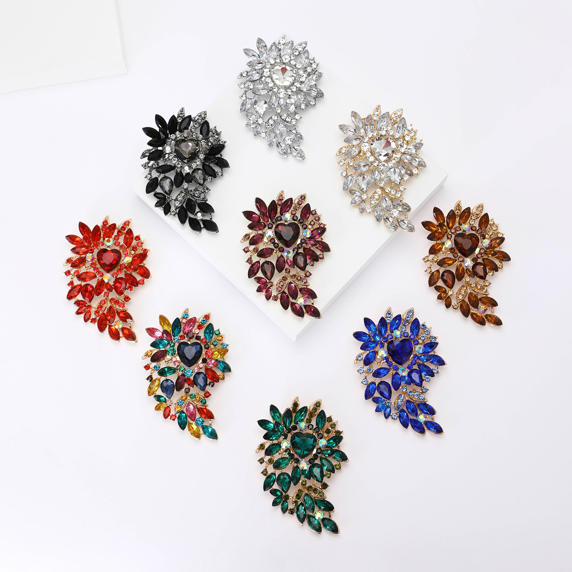 Alfinete vintage para mulher com pérolas cristais e esmalte_voghion.com