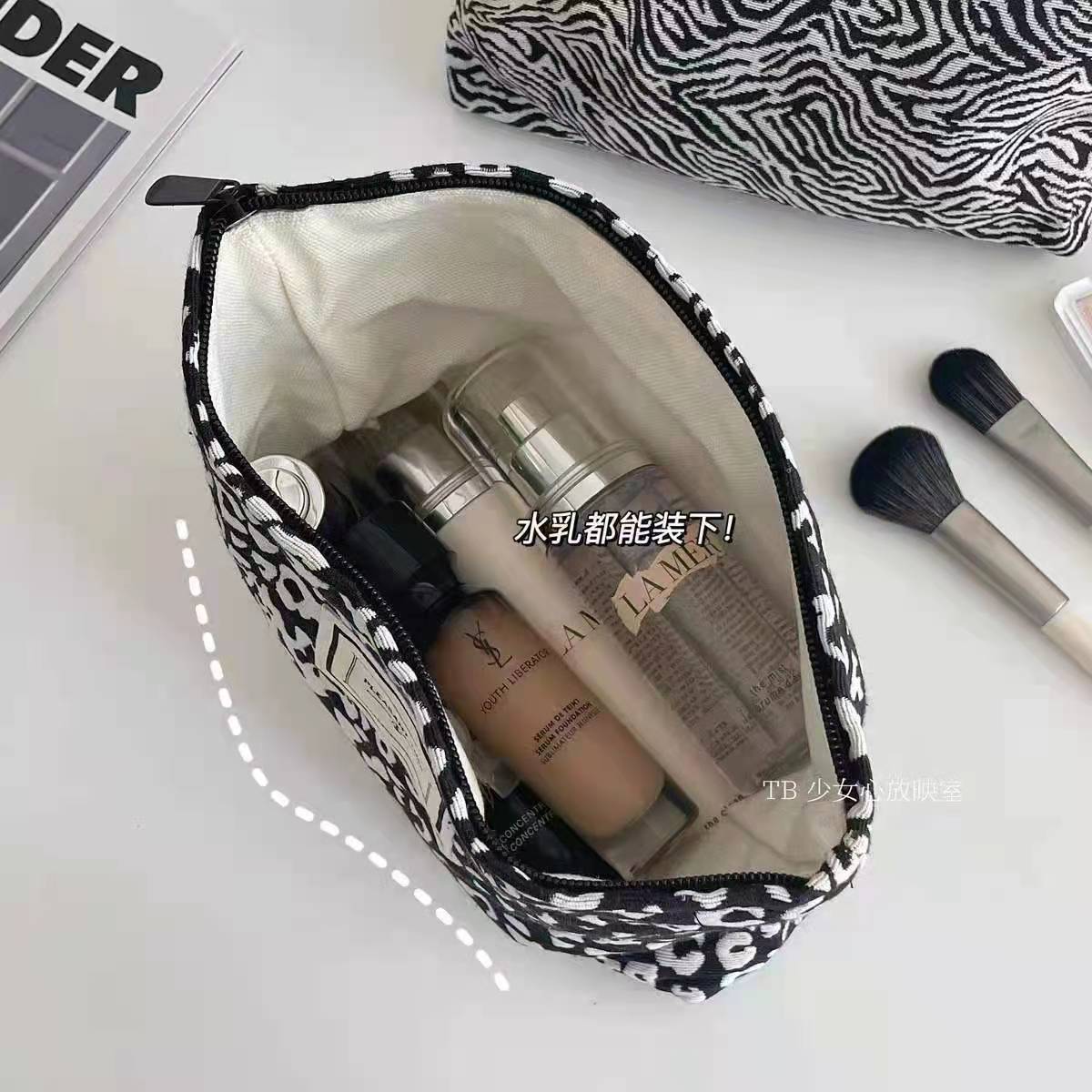 Versión coreana de la bolsa de cosméticos con patrón de cebra, portátil de gran capacidad, bolso de mano con sentido avanzado, bolso de almacenamiento de lavado de viaje, damas
