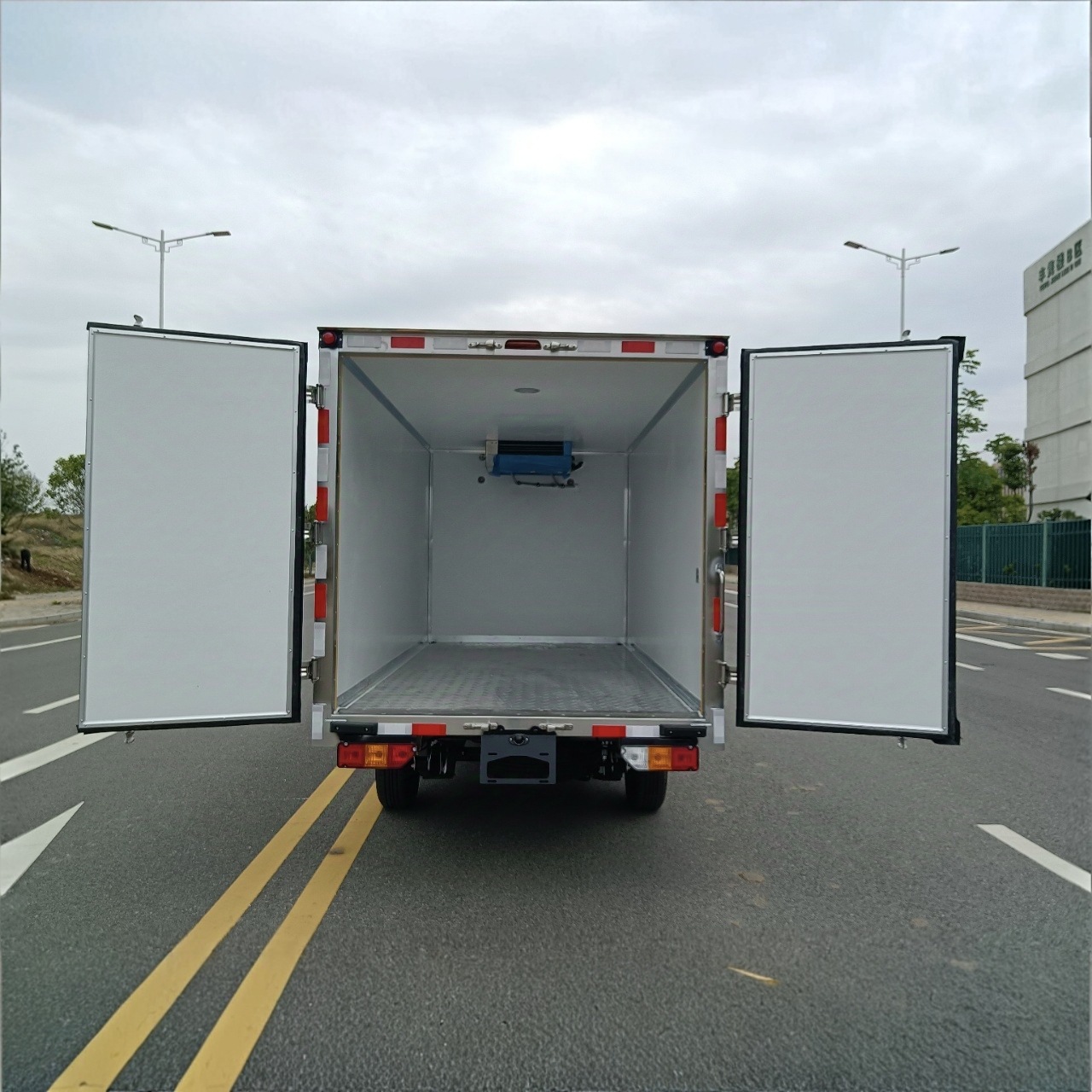 五菱荣光3.3米冷藏车 蓝牌汽油厢式保温车 冷冻食品微型冷链车