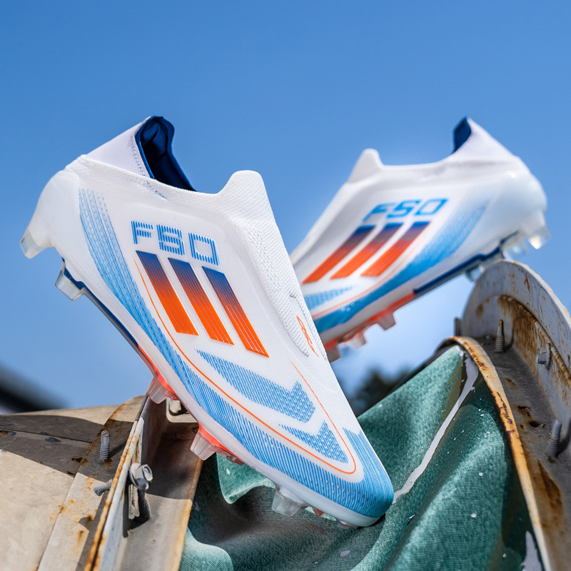 Zapatos de Fútbol de Estilo Nuevo para Adultos, de Caña Baja, para Deportes al Aire Libre, Aptos para Estudiantes Masculinos y Femeninos, con Tacos Largos para Césped Artificial y Tacos Rotos.