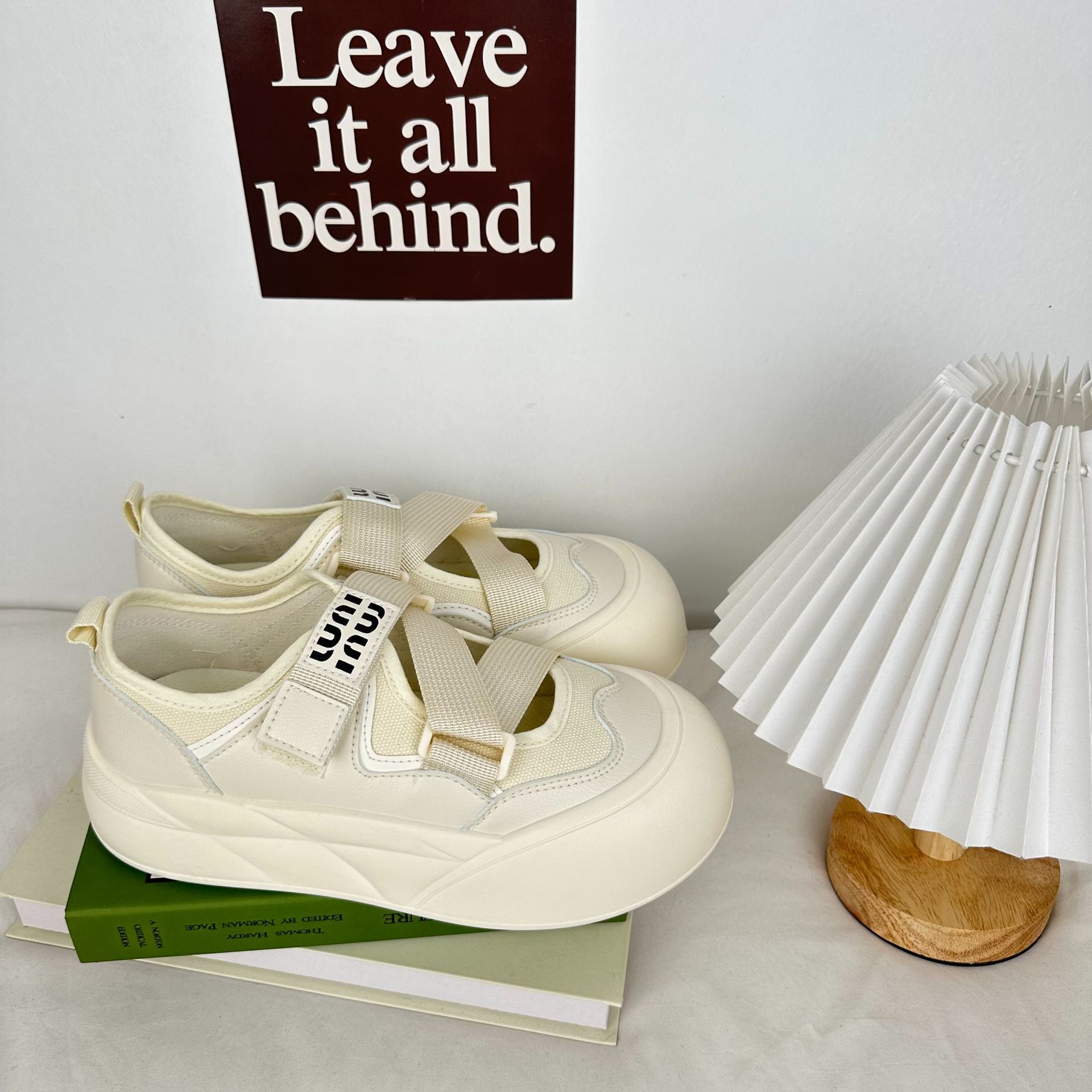 2024 verano zapatos de lona de altura de base gruesa zapatos deportivos casuales de baja altura velcro zapatos blancos de mujer coreana