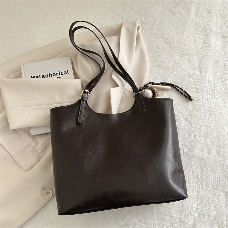 Bolsa de hombro para mujeres 2025, nuevo otoño y invierno, estilo retro, sensación versátil, bolso de viaje de gran capacidad, bolso de color sólido