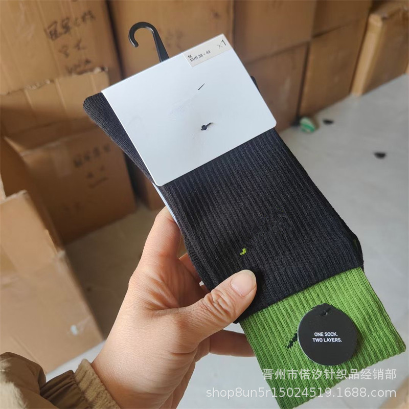 2023新品の偽の2つのつなぎ合わせのスポーツの靴下の中で筒の高い筒の男女の同項のマカロンカラーの厚いタオルの底