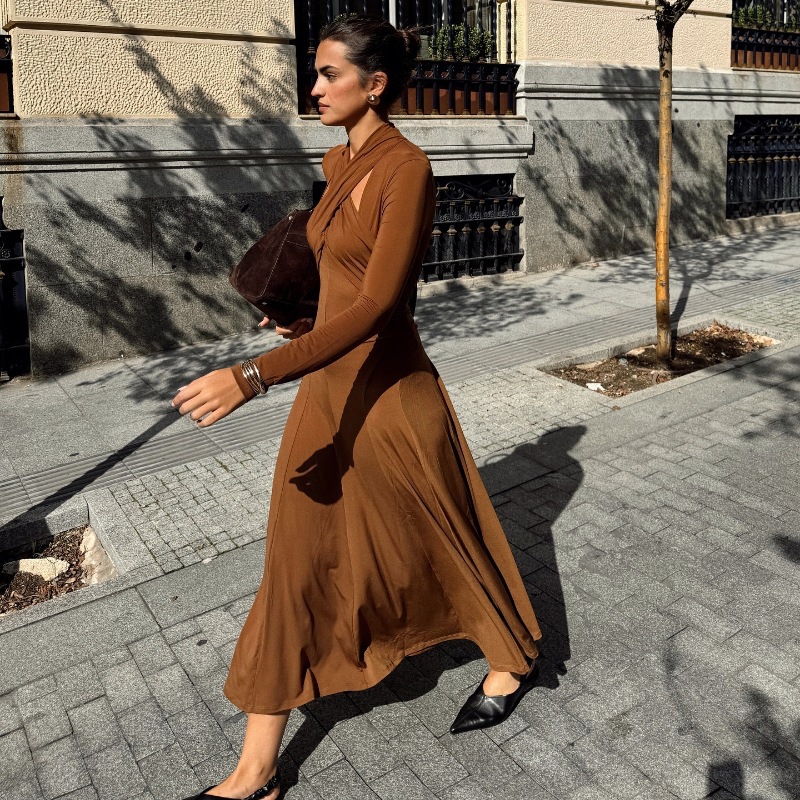 2024 otoño de Europa y América ropa de mujer nueva moda transfronteriza temperamento elegante y delgado color sólido cuello colgante vestido de manga larga image 3