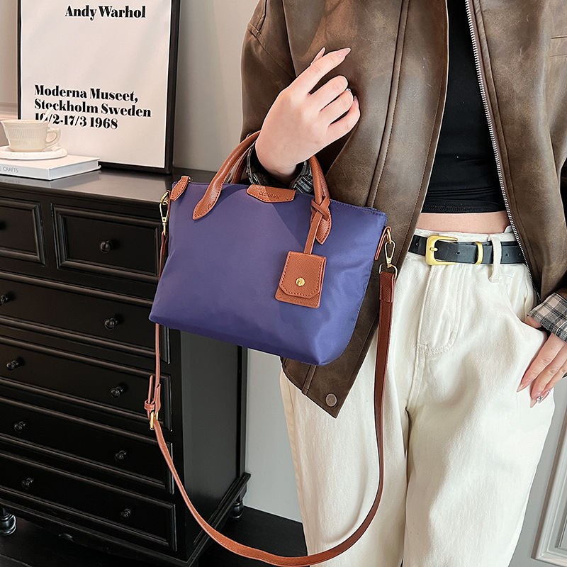 Transfronterizo nueva tela de nylon ligero Portátil Bolsa de mano de las mujeres 2024 primavera popular moda hombro bolsa de mensajero