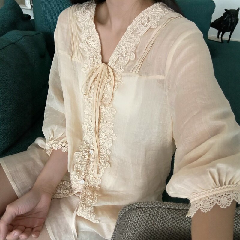 2026 Summer New Style French Lace Patchwork V-Neck Tie Ramie Shirt for Women, Loose Artistic Mori-Style Blouse 2026 Summer New Style French Lace Patchwork V-Neck Tie Ramie Shirt for Women, Loose Artistic Mori-Style Blouse