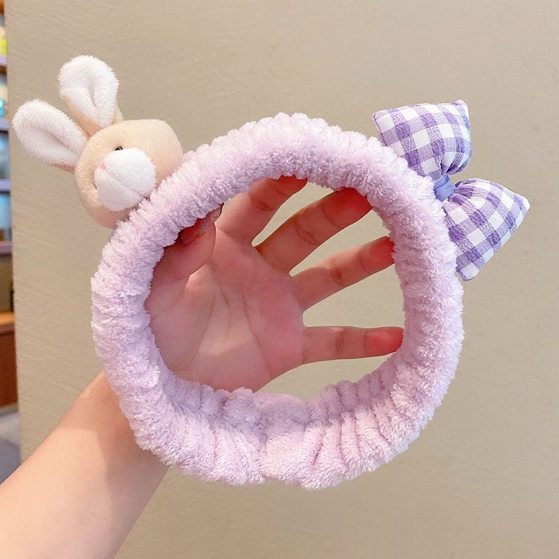 顔を洗って髪を洗って新型の少女の韓国の化粧をつけてマスクの専用のカチューシャをつけます。