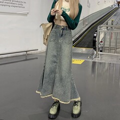 レトロなデニムのスカートの女性の大きいサイズは太っています。