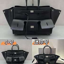 2025冬季季新款工厂直批机车包牛皮锁扣手拿斜挎包实用容量大带标