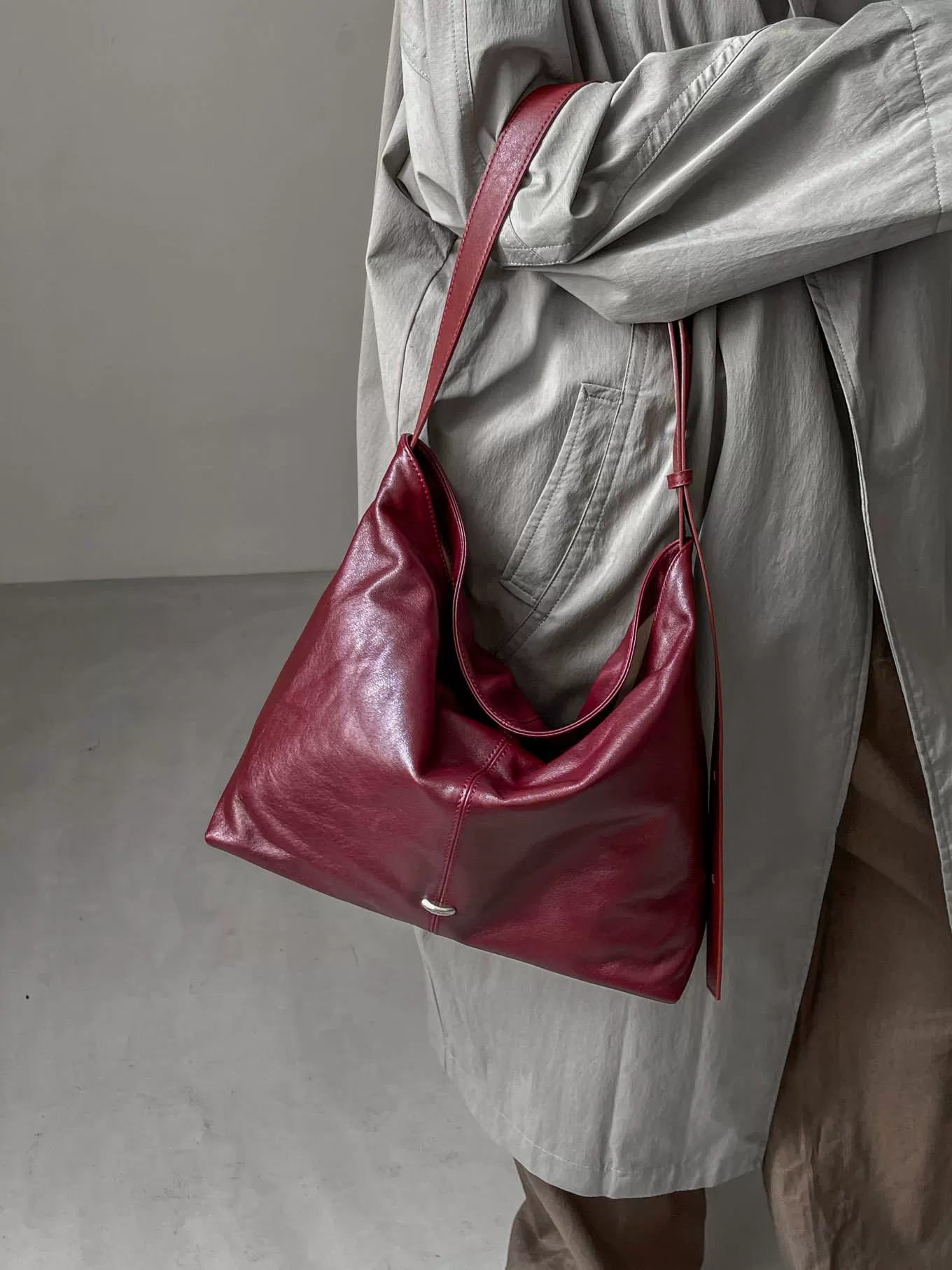 Capacious small underarm bag, one-shoulder bag