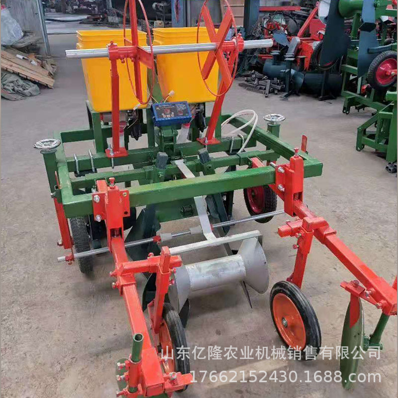 红薯喷药施肥覆膜机 高低垄地膜覆盖机 拖拉机后置式打药铺膜机