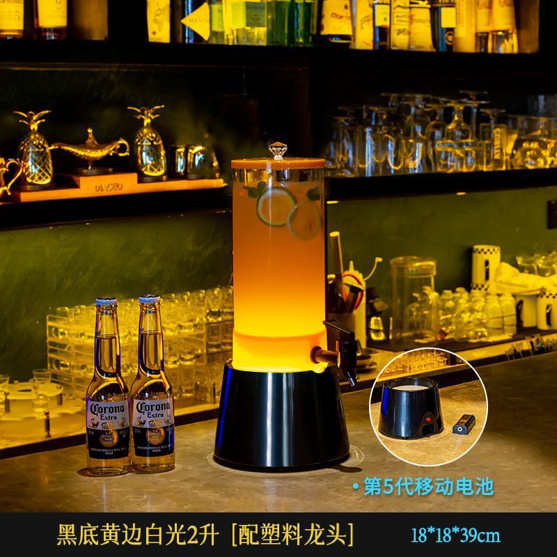 2리터 검정색 배경 노란색 가장자리 흰색 조명 플라스틱 수도꼭지