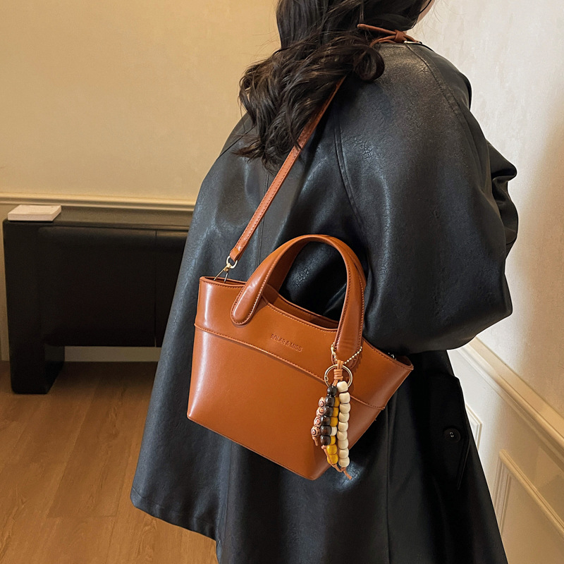 Bolsa de cubo portátil de color contrastante bolso de viaje retro mujer otoño / invierno 2025 nueva moda versátil bolso de hombro