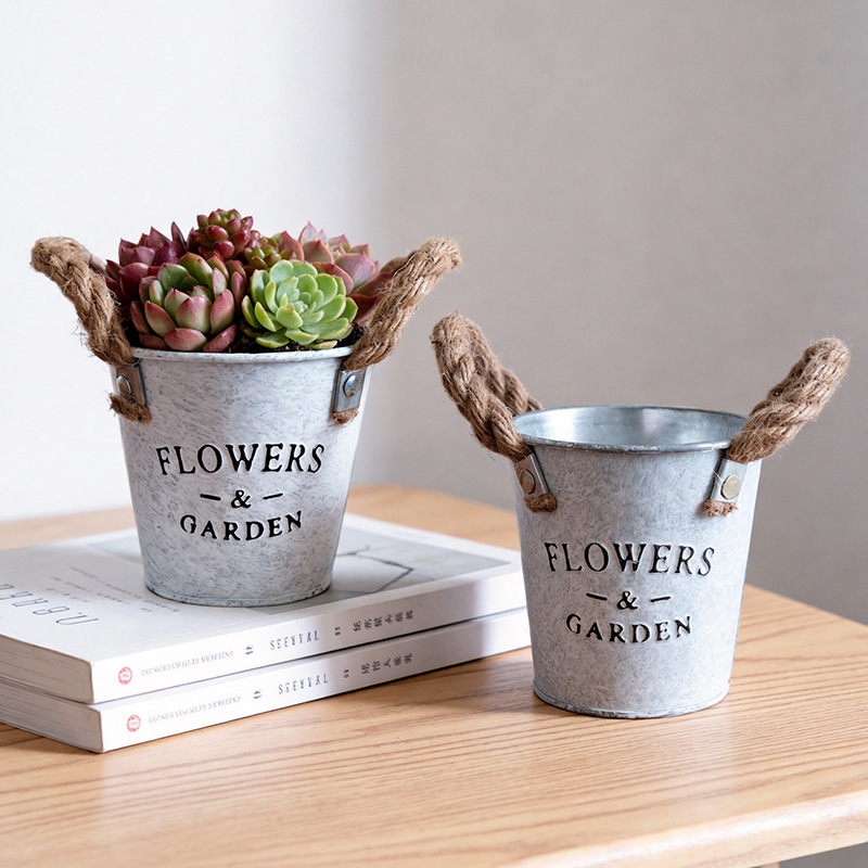 Macetas y cubos de hierro vintage para exportación, macetas decorativas redondas de hojalata con acabado envejecido para plantas verdes y suculentas.