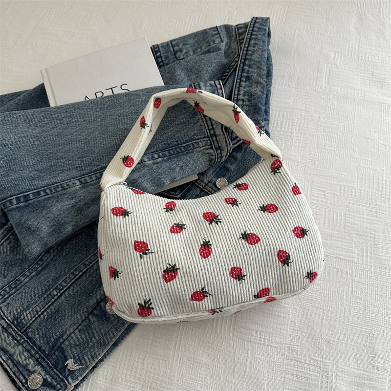 Moda coreana versátil impresión de tela de cordillera de fresa bolsas debajo del brazo 2024 verano nuevo pequeño bolso de viaje fresco