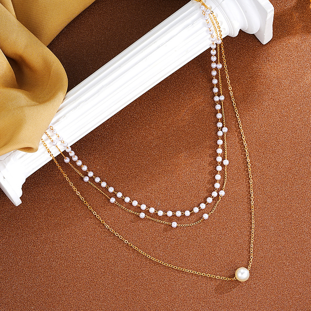 Damhalsband med trelagers pärlkedja retro och elegant_voghion.com