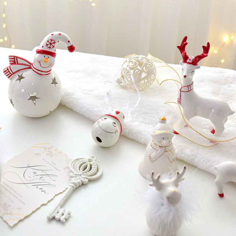 クリスマスの鈴雪だるまのヘラジカの陶磁器の置物を処理します。|undefined