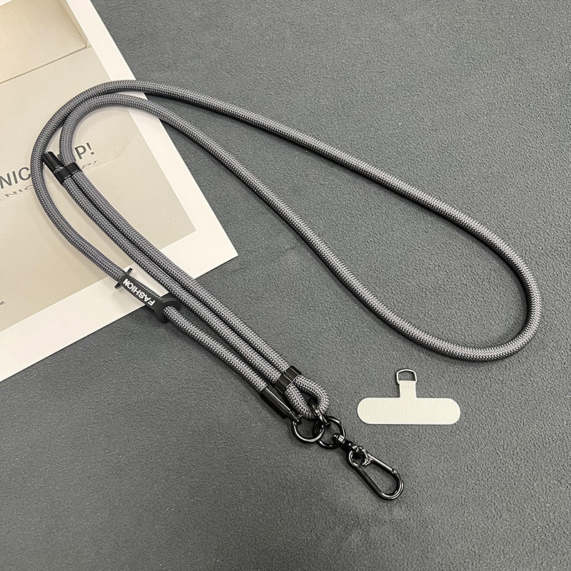 日系8mm携帯電話のストラップは、携帯ケースのストラップに斜めにまたがっています。|undefined
