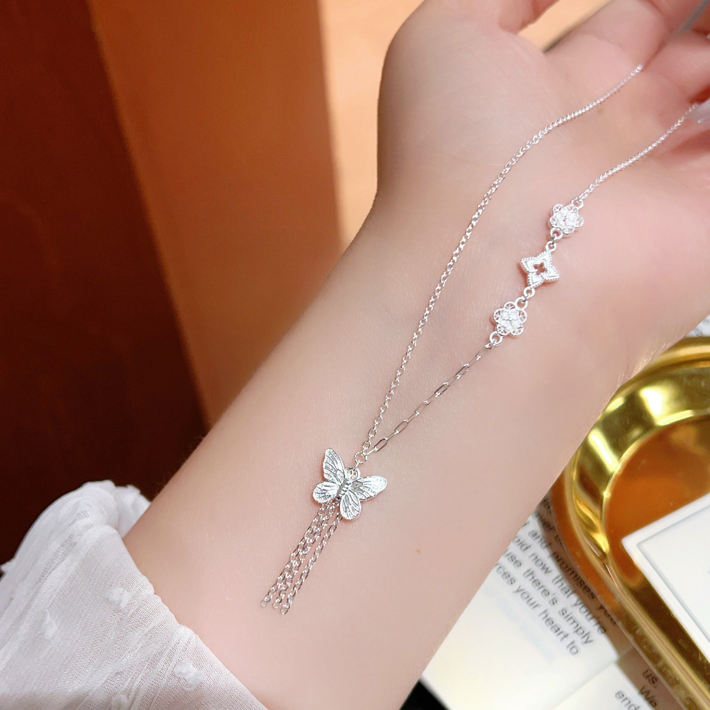 S999 plata esterlina mariposa flange collar de cuatro hojas diseño de nicho femenino de alta calidad lujo ligero cadena de clavícula para regalar a su novia