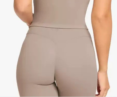 pantalones cortos de color caqui