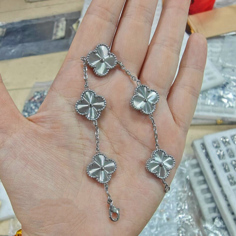 High-Quality Titanium Steel Four-Leaf Clover Five-Leaf Bracelet with Logo, Non-Fading, Thick Laser-Plated Gold and Silver Original Clasp Bracelet High-Quality Titanium Steel Four-Leaf Clover Five-Leaf Bracelet with Logo, Non-Fading, Thick Laser-Plated Gold and Silver Original Clasp Bracelet