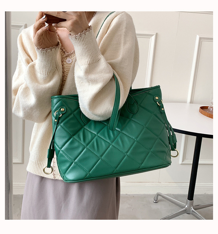 New Style Rhombus Shoulder Bag Trendy Fashion Portable Large Capacity Simple Tote Bag display picture 3