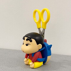クレヨンしんちゃんはハサミを作ります。