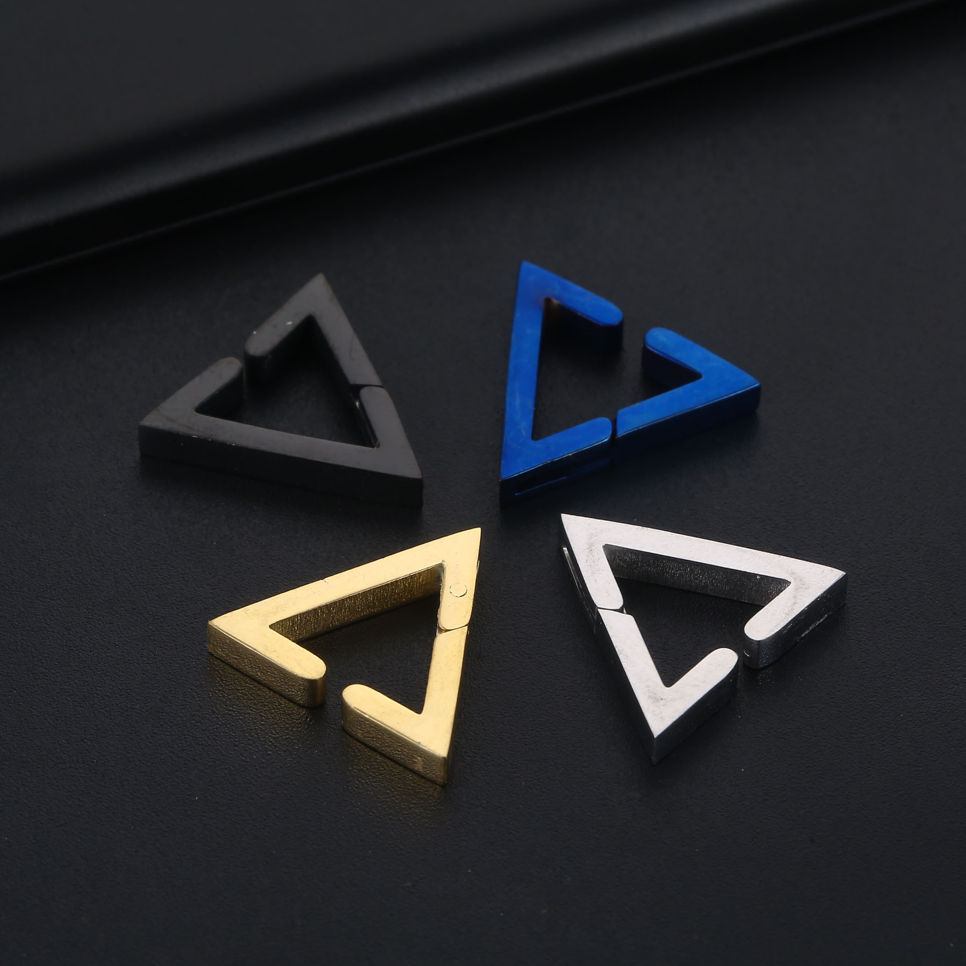 Simple Style Triangle Titanium Steel Polishing Ear Clips Earrings 1 Piece display picture 1