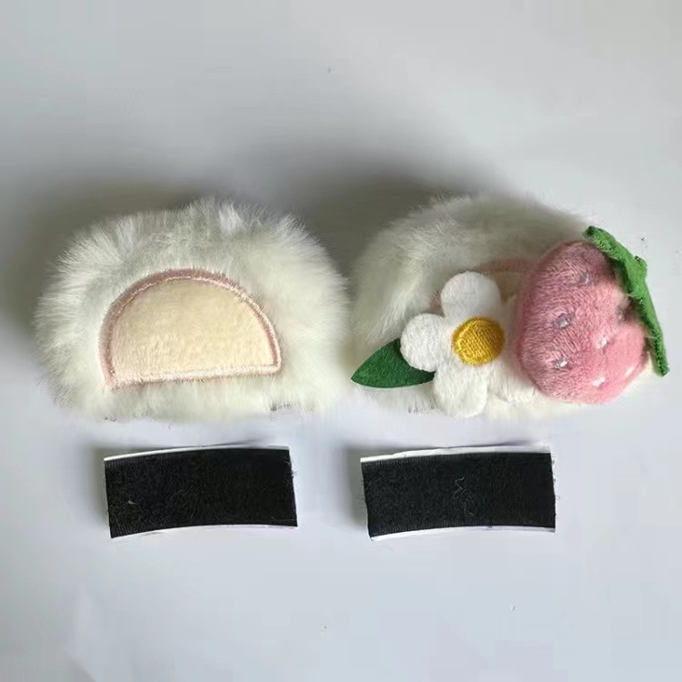 딸기곰-딸기꽃이 있는 흰색