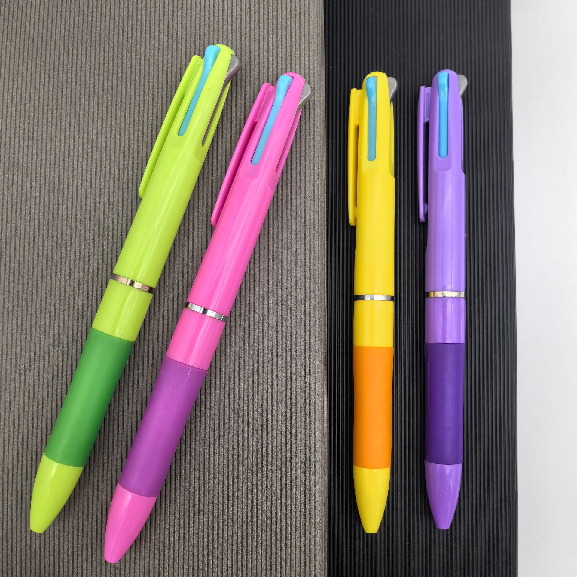 Nuevo bolígrafo multicolor creativo de plástico tricolor en un bolígrafo publicitario simple color 3 colores bolígrafo al por mayor