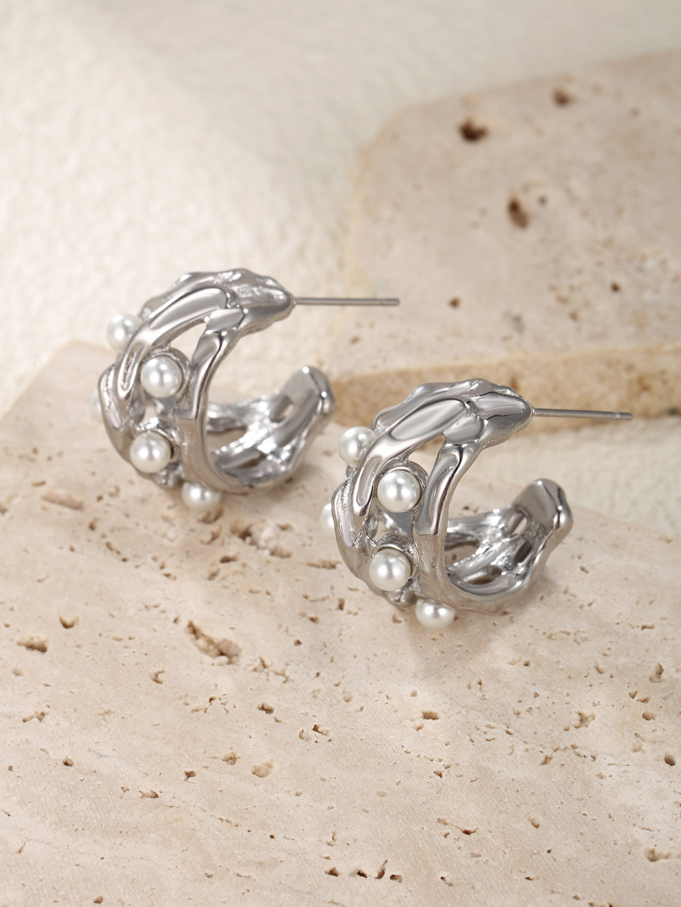 Xuping Xiaozhong ins viento hueco perla perlas perlas exageradas orejetas femeninas sensación de alto nivel lujo ligero aretes de moda atmósfera